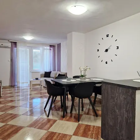 Modern Eingerichtete Fuer 4 Personen Ideal Fuer Famillien Mit Im By Interhome Apartmán *
