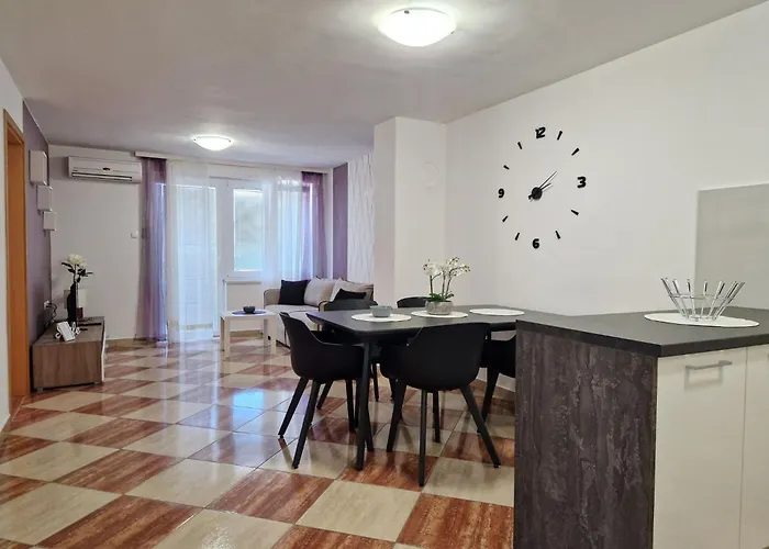 Modern Eingerichtete Fuer 4 Personen Ideal Fuer Famillien Mit Im By Interhome Apartmán *